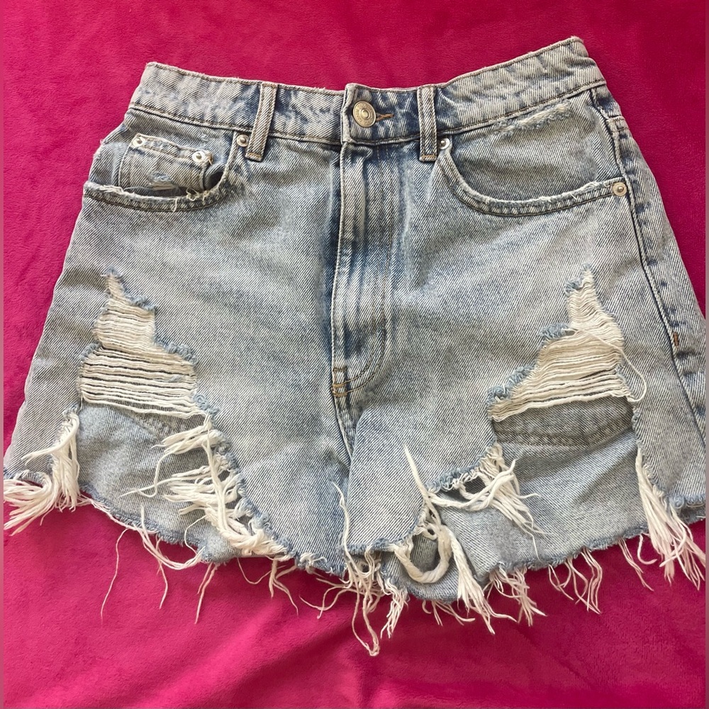 Zara Jean Shorts with Rips and Embroidered E - Picture 4 of 4